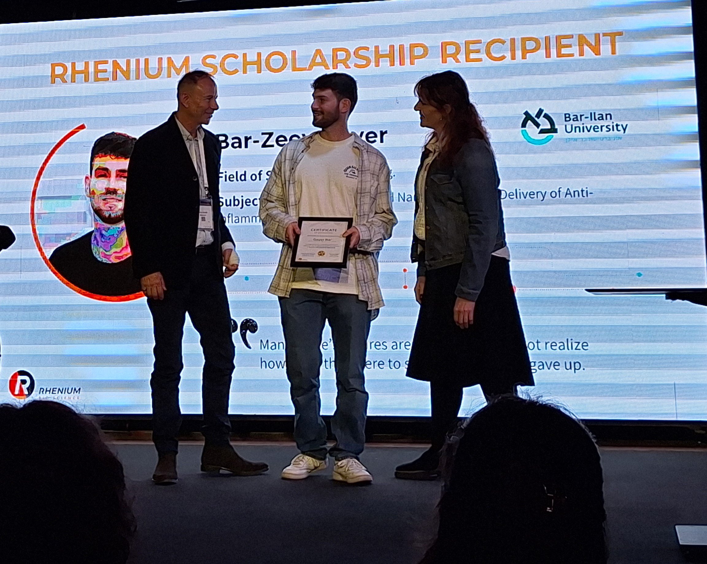 Congratulations to our MSc student, Bar Gayer, on winning the Rhenium Scholarship for Outstanding Students! He received the award for his research on targeted gold nanoparticles for anti-inflammatory drug delivery across the blood–brain barrier. We're proud of his achievement and this well-deserved recognition!